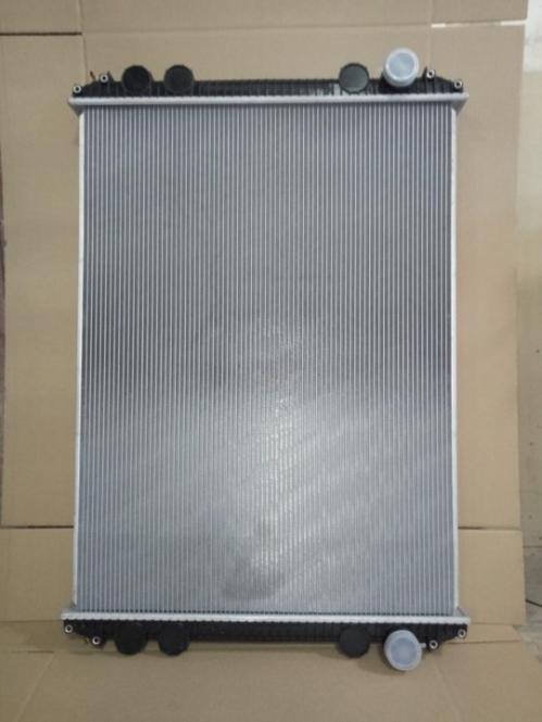 Радиатор Freightliner Columbia вертикальный (патрубки по одной стороне) 